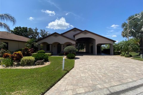 House in Polk City, Florida 2 bedrooms, 180.69 sq.m. № 1816894 - photo 1