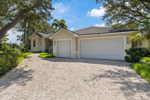 House in Gulfport, Florida 4 bedrooms, 248.42 sq.m. № 2323043 - photo 6