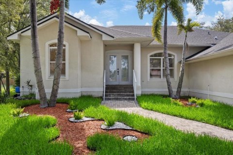 House in Gulfport, Florida 4 bedrooms, 248.42 sq.m. № 2323043 - photo 3