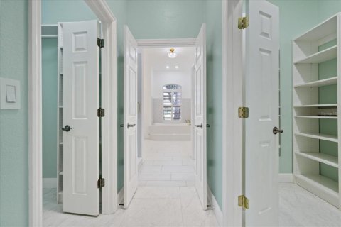 House in Gulfport, Florida 4 bedrooms, 248.42 sq.m. № 2323043 - photo 2