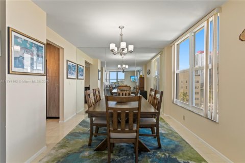 Condo in Hollywood, Florida, 3 bedrooms  № 1865600 - photo 10
