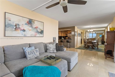 Condo in Hollywood, Florida, 3 bedrooms  № 1865600 - photo 24