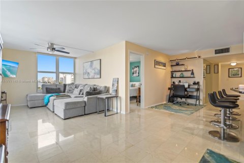 Condo in Hollywood, Florida, 3 bedrooms  № 1865600 - photo 13