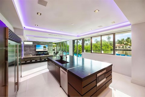 House in Fort Lauderdale, Florida 7 bedrooms, 712.93 sq.m. № 2082044 - photo 24
