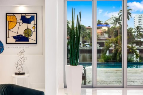 House in Fort Lauderdale, Florida 7 bedrooms, 712.93 sq.m. № 2082044 - photo 13