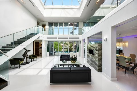 House in Fort Lauderdale, Florida 7 bedrooms, 712.93 sq.m. № 2082044 - photo 11