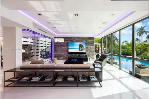 House in Fort Lauderdale, Florida 7 bedrooms, 712.93 sq.m. № 2082044 - photo 20