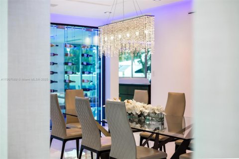 House in Fort Lauderdale, Florida 7 bedrooms, 712.93 sq.m. № 2082044 - photo 19
