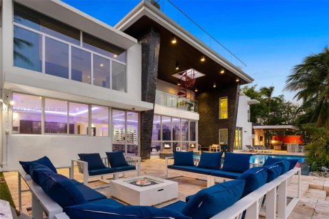 House in Fort Lauderdale, Florida 7 bedrooms, 712.93 sq.m. № 2082044