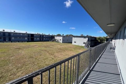 Condo in Miami, Florida, 1 bedroom  № 2000514 - photo 2