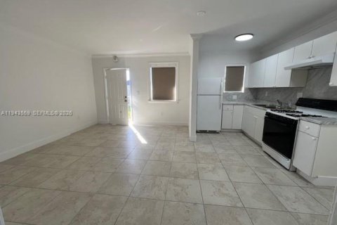Condo in Miami, Florida, 1 bedroom  № 2000514 - photo 5