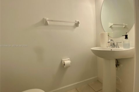 Купить таунхаус в Маргит, Флорида 2 спальни, 103.12м2, № 1996424 - фото 17