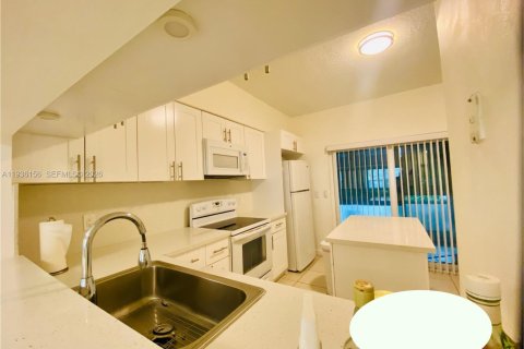 Купить таунхаус в Маргит, Флорида 2 спальни, 103.12м2, № 1996424 - фото 9