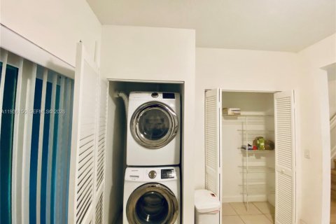 Купить таунхаус в Маргит, Флорида 2 спальни, 103.12м2, № 1996424 - фото 16