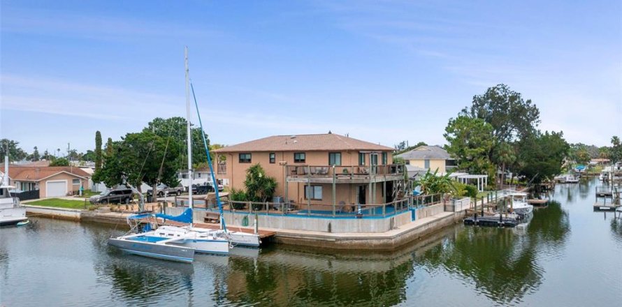 House in Hudson, Florida 3 bedrooms, 176.89 sq.m. № 1832903