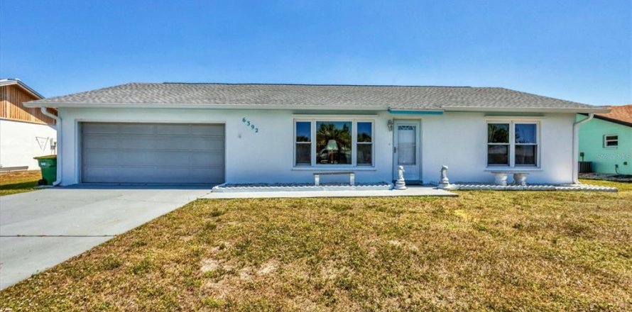 House in Port Charlotte, Florida 2 bedrooms, 96.34 sq.m. № 1592679