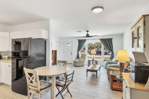 House in Port Charlotte, Florida 2 bedrooms, 96.34 sq.m. № 1592679 - photo 9