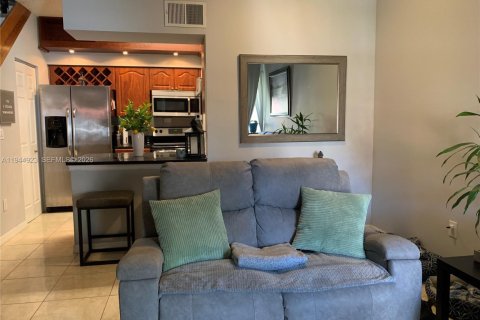Adosado en alquiler en Hialeah, Florida, 1 dormitorio, 82.4 m2 № 2003182 - foto 2