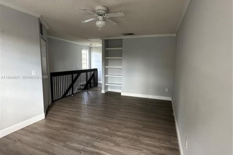 Снять в аренду таунхаус в Хайалиа, Флорида 1 спальня, 82.4м2, № 2003182 - фото 9