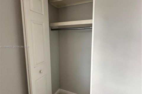 Снять в аренду таунхаус в Хайалиа, Флорида 1 спальня, 82.4м2, № 2003182 - фото 11