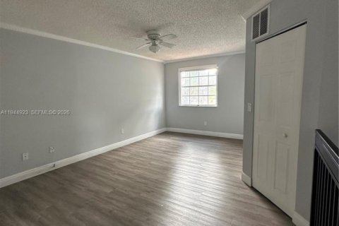 Снять в аренду таунхаус в Хайалиа, Флорида 1 спальня, 82.4м2, № 2003182 - фото 8