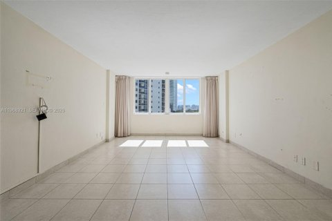 Condominio en venta en Sunny Isles Beach, Florida, 39.02 m2 № 2029981 - foto 11