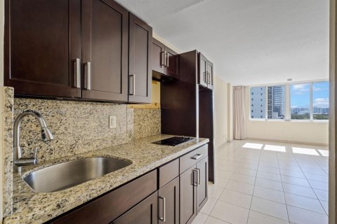 Condominio en venta en Sunny Isles Beach, Florida, 39.02 m2 № 2029981 - foto 9