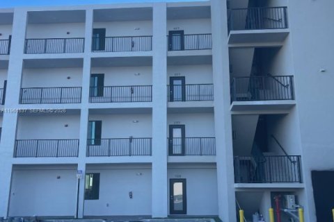 Купить кондоминиум в Дорал, Флорида 3 спальни, 104.42м2, № 2025829 - фото 2