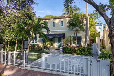 Купить коммерческую недвижимость в Майами-Бич, Флорида 163.51м2, № 1988282 - фото 2