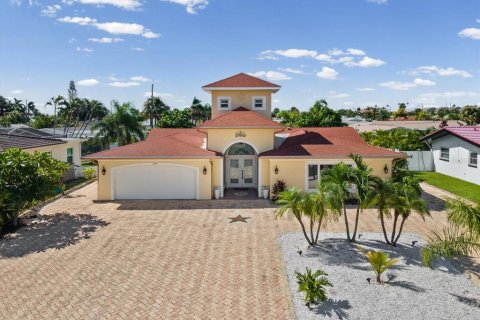 House in Belleair Beach, Florida 3 bedrooms, 211.07 sq.m. № 2369639