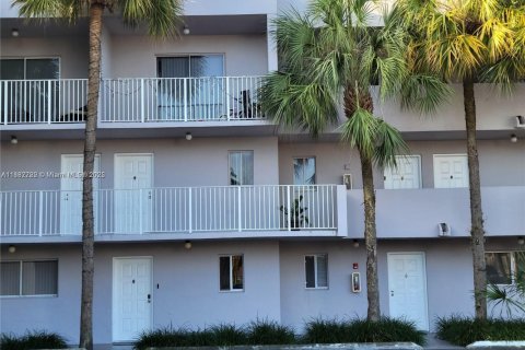Condominio en venta en Hialeah, Florida, 2 dormitorios, 95.13 m2 № 1978117 - foto 1
