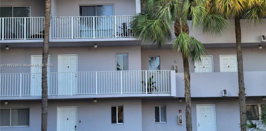 Condominio en Hialeah, Florida, 2 dormitorios  № 1978117