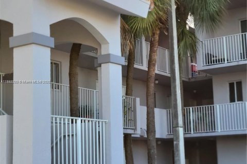 Condominio en venta en Hialeah, Florida, 2 dormitorios, 95.13 m2 № 1978117 - foto 2