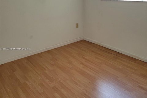 Condominio en venta en Hialeah, Florida, 2 dormitorios, 95.13 m2 № 1978117 - foto 9