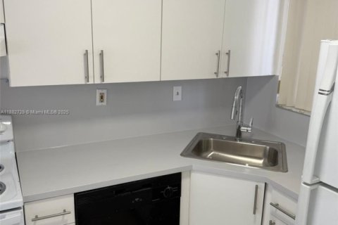 Condominio en venta en Hialeah, Florida, 2 dormitorios, 95.13 m2 № 1978117 - foto 6