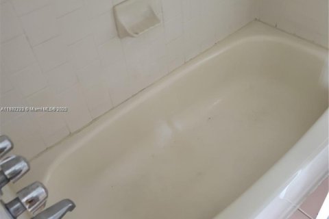 Condominio en venta en Hialeah, Florida, 2 dormitorios, 95.13 m2 № 1978117 - foto 12