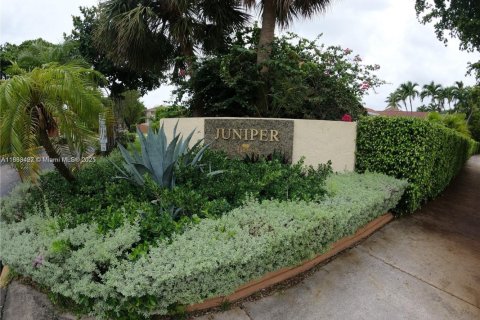 House in Miami, Florida 4 bedrooms, 159.61 sq.m. № 1891685 - photo 1