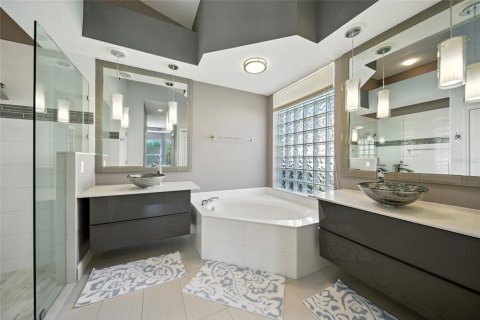 House in University Park, Florida 2 bedrooms, 170.1 sq.m. № 1908643 - photo 29