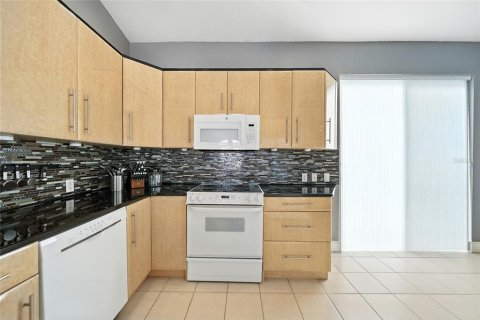 House in University Park, Florida 2 bedrooms, 170.1 sq.m. № 1908643 - photo 18