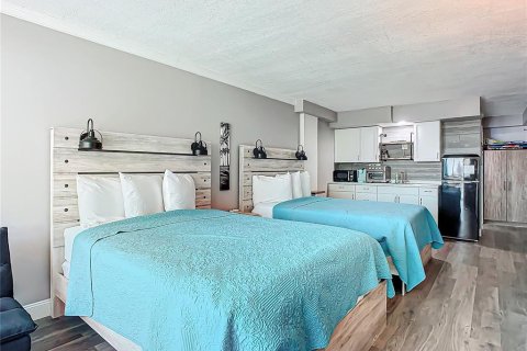 Condo in Daytona Beach, Florida, 4 rooms  № 1724750 - photo 9