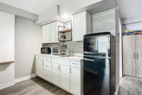 Condo in Daytona Beach, Florida, 4 rooms  № 1724750 - photo 3