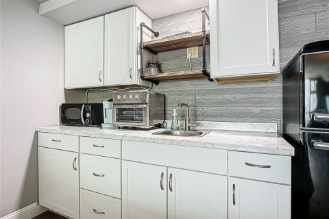 Condo in Daytona Beach, Florida, 4 rooms  № 1724750 - photo 13