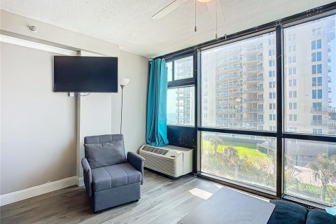Condo in Daytona Beach, Florida, 4 rooms  № 1724750 - photo 16