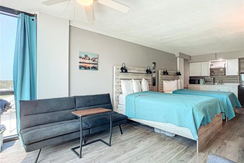 Condo in Daytona Beach, Florida, 4 rooms  № 1724750 - photo 17