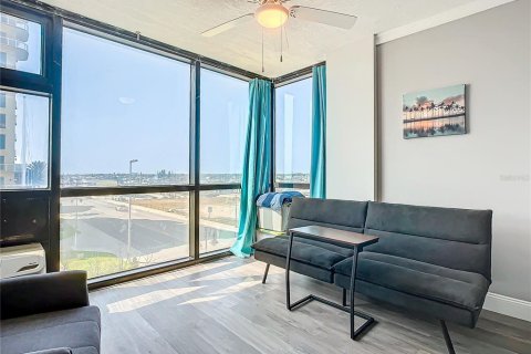 Condo in Daytona Beach, Florida, 4 rooms  № 1724750 - photo 2