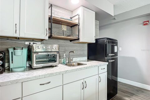 Condo in Daytona Beach, Florida, 4 rooms  № 1724750 - photo 12