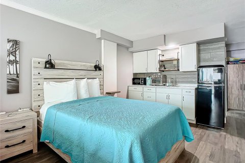 Condo in Daytona Beach, Florida, 4 rooms  № 1724750 - photo 8
