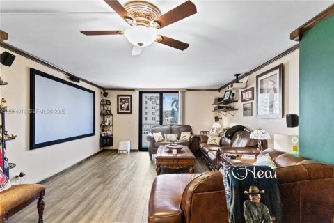 Condo in Hollywood, Florida, 2 bedrooms  № 2068265 - photo 2