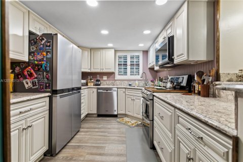 Condo in Hollywood, Florida, 2 bedrooms  № 2068265 - photo 15