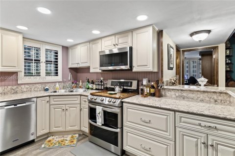 Condo in Hollywood, Florida, 2 bedrooms  № 2068265 - photo 16